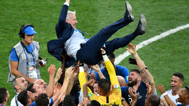 france_team_raises_dider_deschamps.jpg